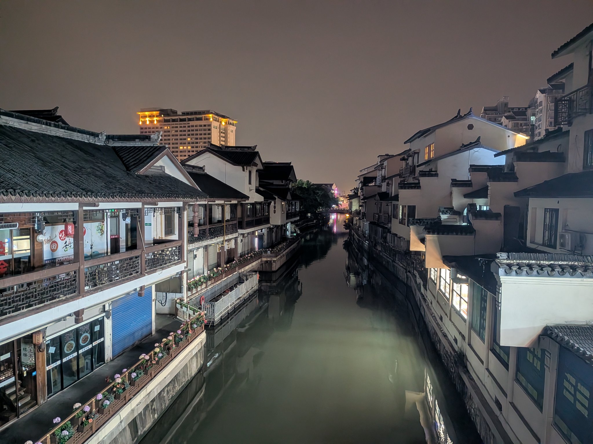 夜の無錫の運河沿いの街並み