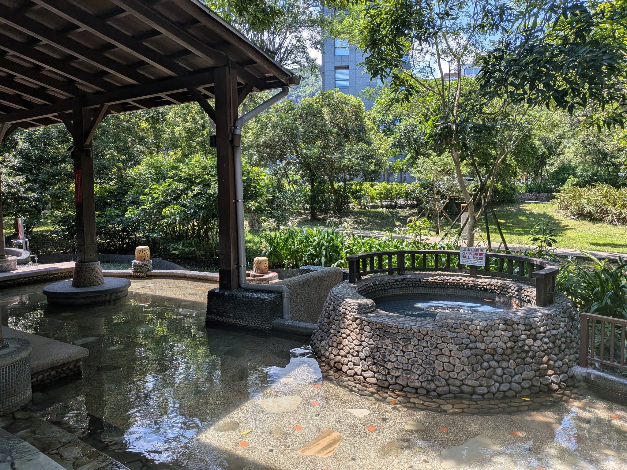 礁渓温泉公園内の東屋と湧き水
