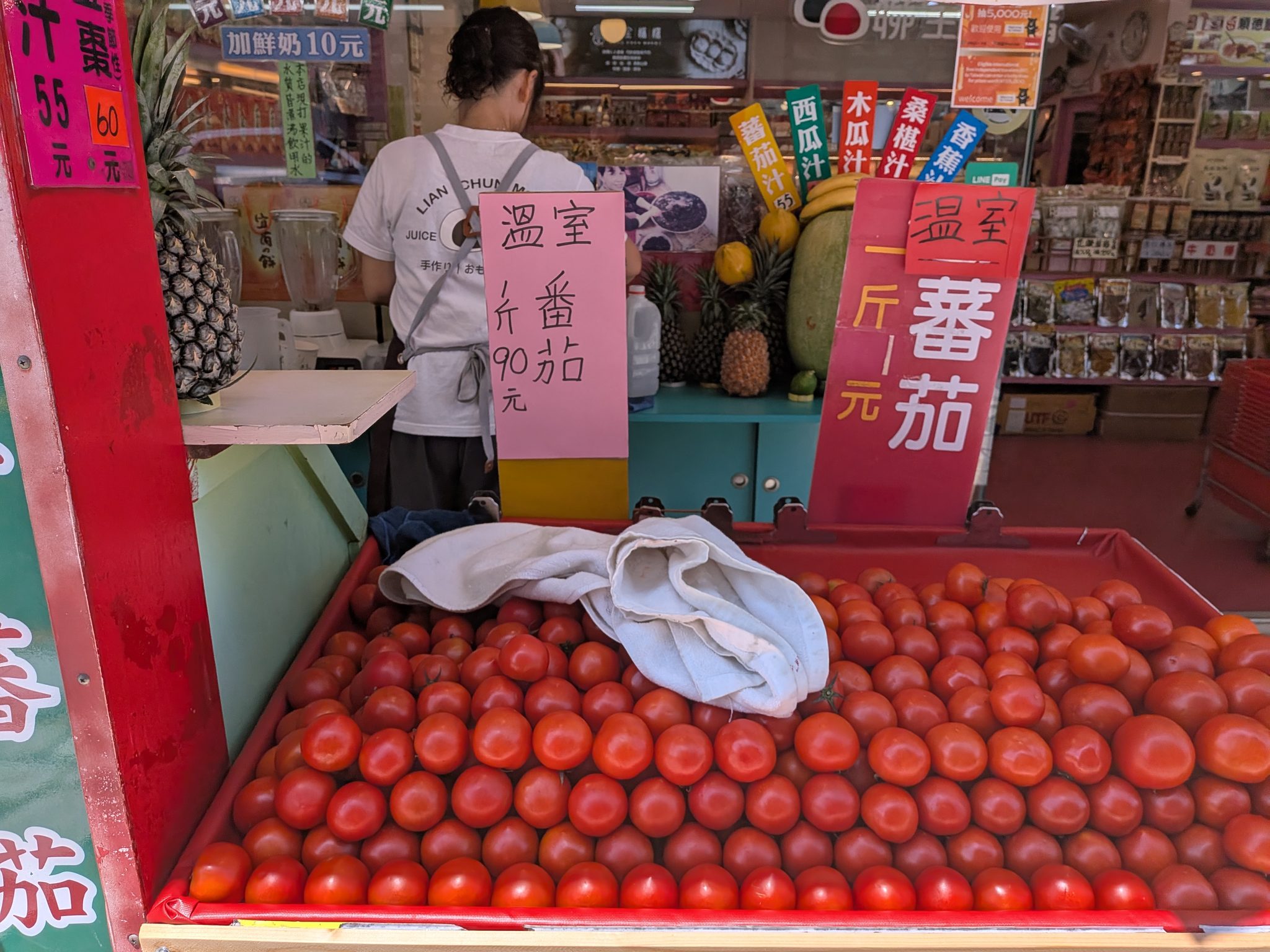 礁渓の大通りでトマトジュースを売る屋台