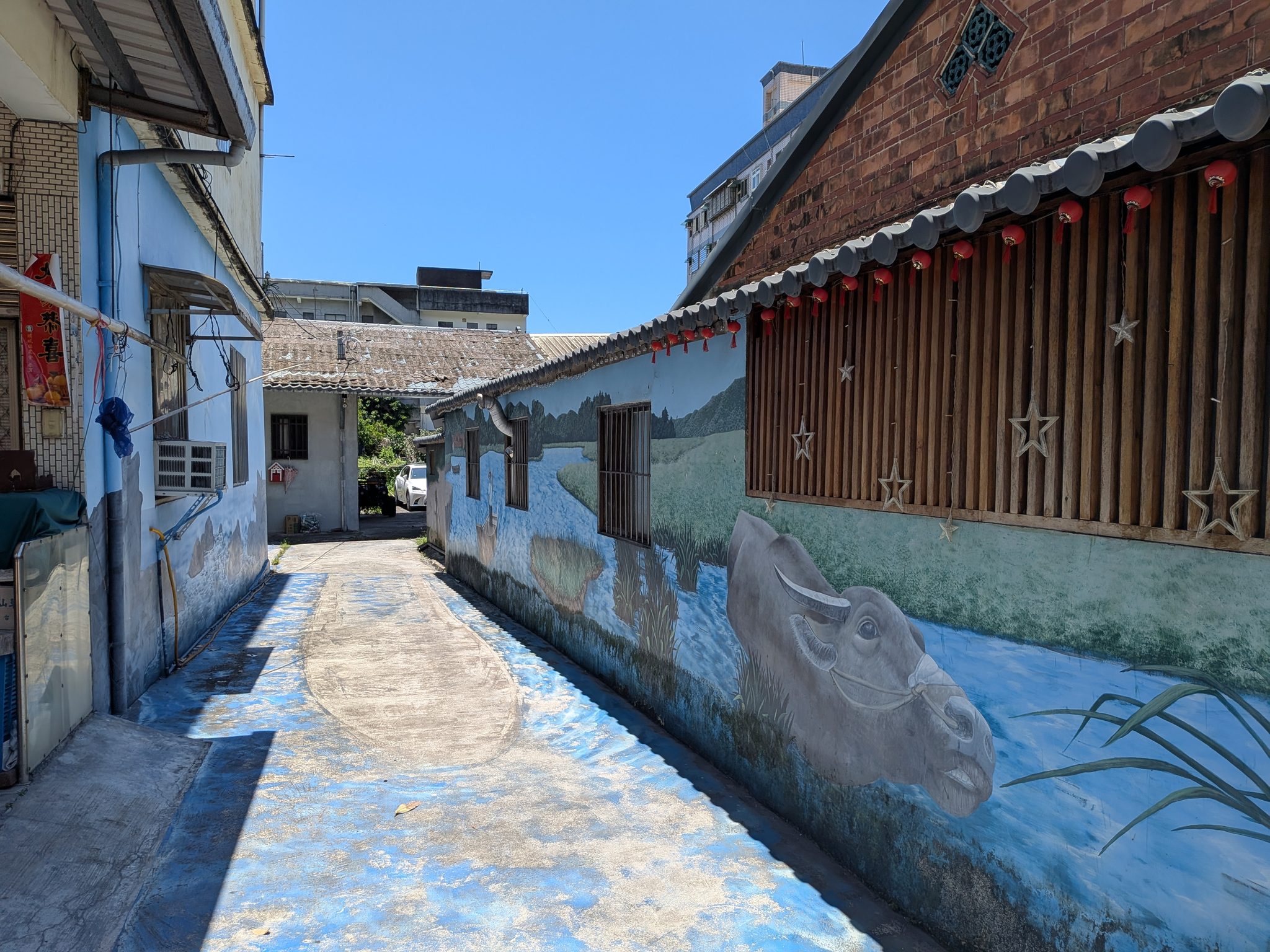 壁画が描かれた頭城老街の路地
