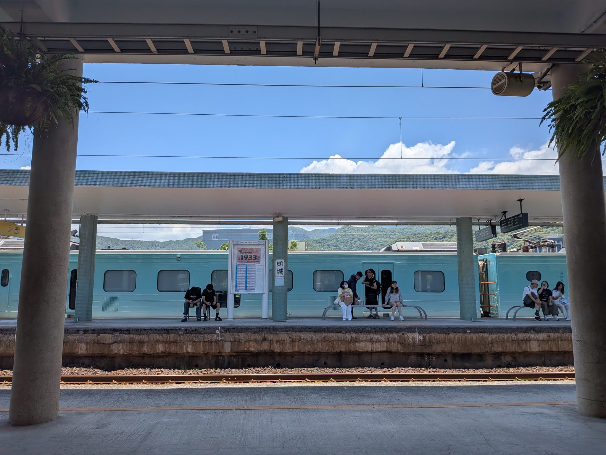 頭城駅のホームと台湾鉄道の電車