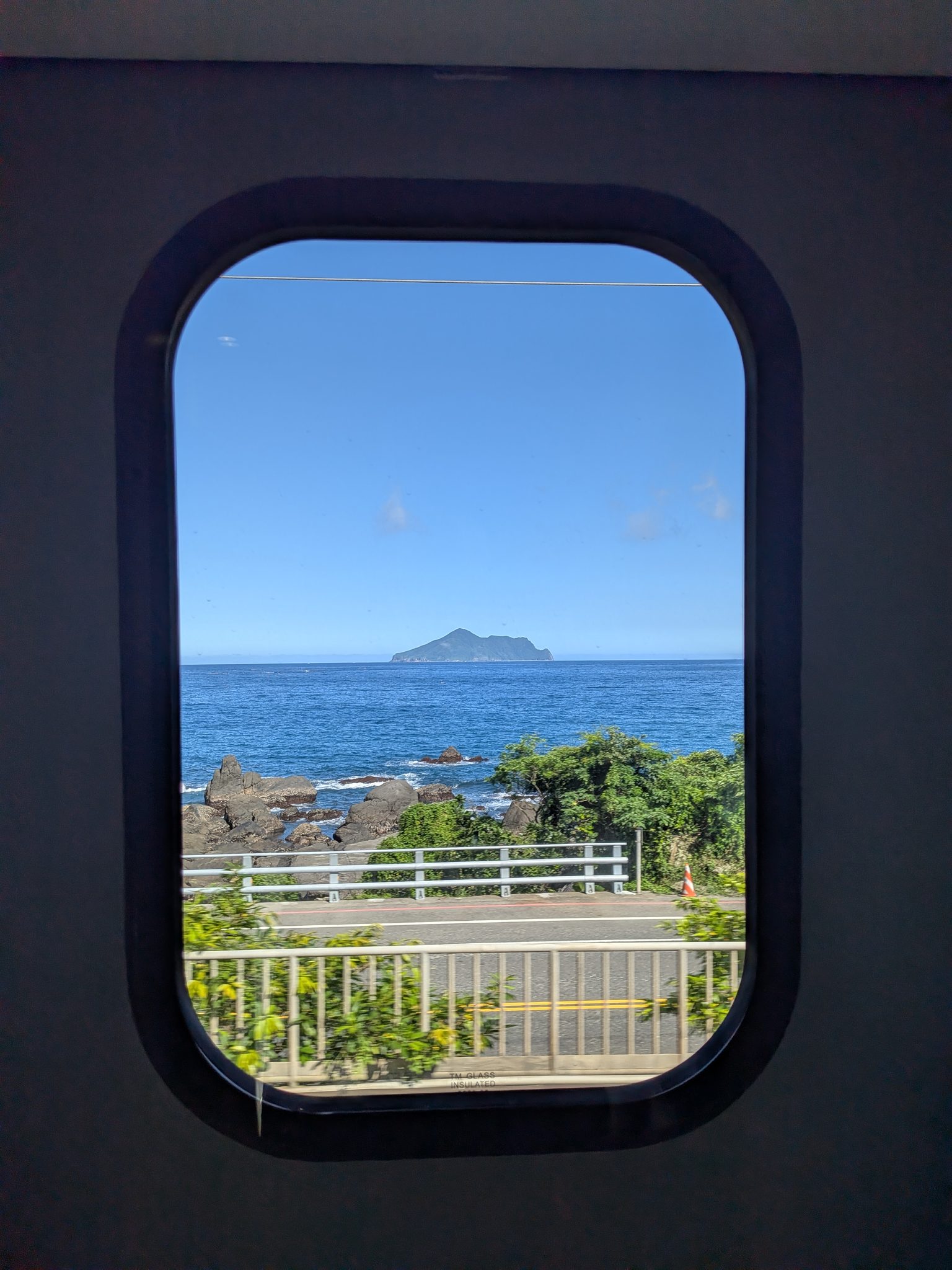 特急の車窓から見える亀山島